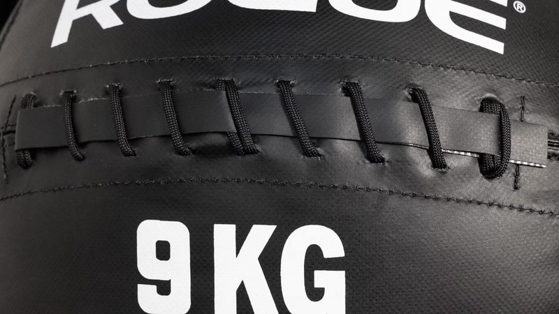ROGUE KG メディシンボール ブラック 表面パネルの縫い目を拡大。高耐久ビニールシェルと丁寧な縫製仕上げを確認できる