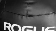ROGUE KG メディシンボール ブラック 表面素材を接写。滑りにくい質感と耐摩耗性に優れたコーティングビニールを確認できる