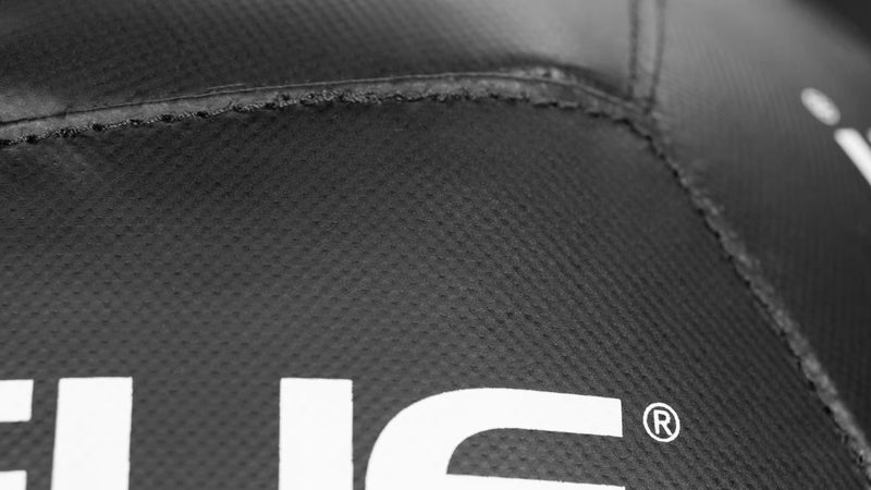 ROGUE KG メディシンボール ブラック 9kgモデルの重量表示を接写。視認性の高いホワイトプリントと表面質感が分かる