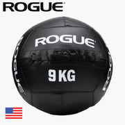 ROGUE KG メディシンボール ブラック 9kgモデルを正面から捉えた外観。レース構造と重量表示、均一な球形デザインが確認できる