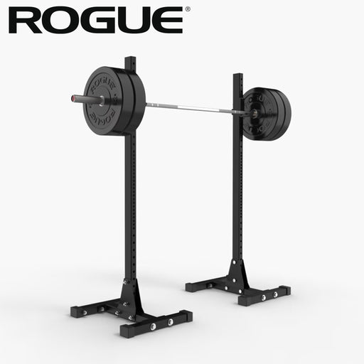 ROGUE S-4 スクワットスタンド2.0 ブラックを斜め正面から見た全体、バーベルとプレートをセットした左右独立型スタンドの構成