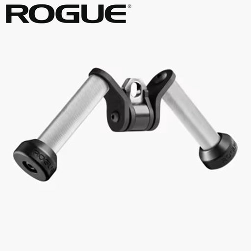 シルバーのROGUE Vグリップ ケーブルアタッチメントを斜め前方から捉えた全体ビュー。回転式センタースイベルとローレット加工グリップを確認できるデザイン
