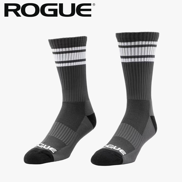 ROGUE エッセンシャルクルーソックス カーボンブラック／ホワイトカラーの斜め前方視点、メッシュ編み部分とクルー丈シルエットを確認できる全体構図