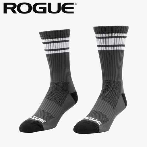 ROGUE エッセンシャルクルーソックス カーボンブラック／ホワイトカラーの斜め前方視点、メッシュ編み部分とクルー丈シルエットを確認できる全体構図