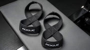 ブラックカラーのROGUE ヘビーデューティー8リフティングストラップを上方斜めから撮影したペア全体ビュー、織り構造とループ形状を確認可能