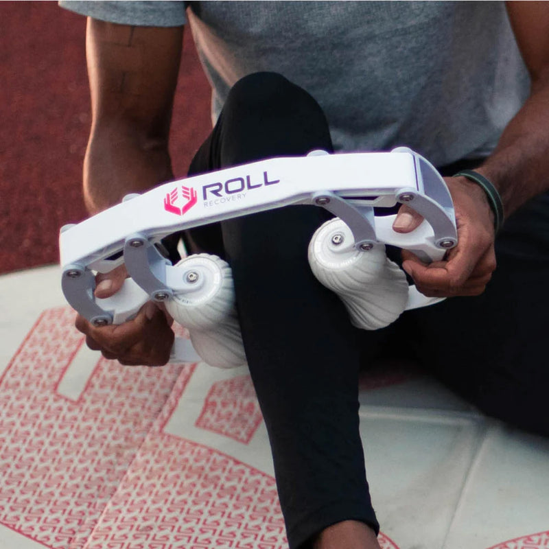 ROLL Recovery R8 インサート スーパープラッシュ グレイッシュホワイトを上腕へ使用している斜め前方からのモビリティケアシーン