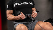シルバーのROGUE Vグリップ ケーブルアタッチメントを使用し、シーテッドローを後方斜め上から捉えた手元とグリップ動作