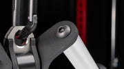 シルバーのROGUE Vグリップ ケーブルアタッチメントのロゴ入りエンドキャップを斜め前方から捉えたグリップ先端のディテール