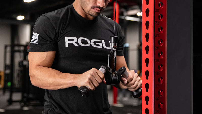シルバーのROGUE Vグリップ ケーブルアタッチメントを使用し、ケーブルカールを行う手元を正面から捉えたグリップポジション