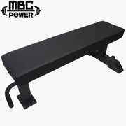 MBC コンペティションフラットベンチ ブラックを斜め上から捉えた全体外観。フラットなパッド形状と安定感のあるフレーム構造、競技仕様のシンプルなデザインが分かる構成