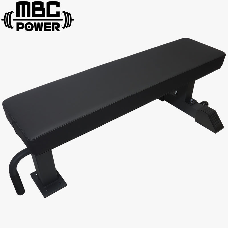 MBC コンペティションフラットベンチ ブラックを斜め上から捉えた全体外観。フラットなパッド形状と安定感のあるフレーム構造、競技仕様のシンプルなデザインが分かる構成