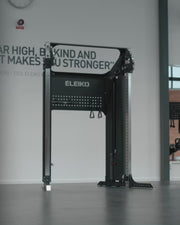 ELEIKO デュアル アジャスタブル プーリーの両手式高さ調整機構とケーブルエクササイズの使用例