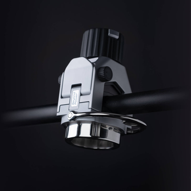 Adaptive Bar Mount シルバーカラーをバーに固定しストラップを接続した斜め下方視点、リング部と吊り下げ使用状態を示すアタッチメント