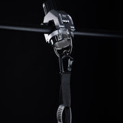 Adaptive Bar Mount シルバーカラーをバーへ装着した背面視点、クランプ部の固定状態と本体後部の調整ノブを確認できるアタッチメント