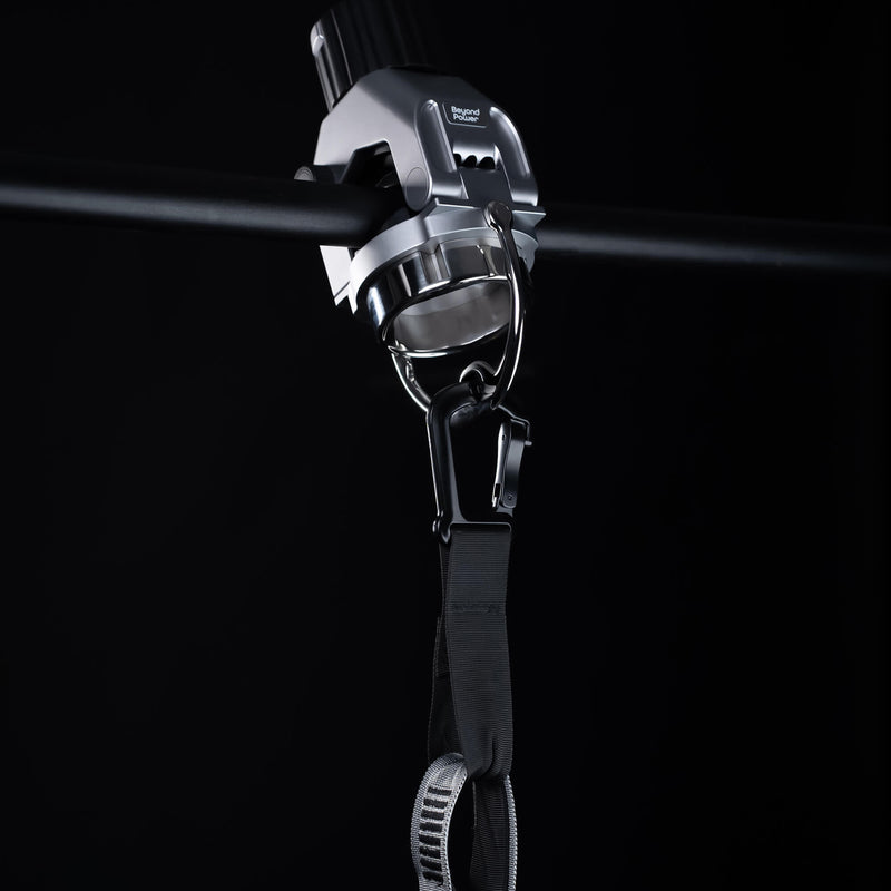 Adaptive Bar Mount シルバーカラーをバーへ装着した背面視点、クランプ部の固定状態と本体後部の調整ノブを確認できるアタッチメント