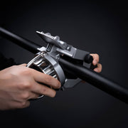 Adaptive Bar Mount シルバーカラーの装着作業を手元クローズアップで捉えた構図、開閉レバーとバー固定機構の操作手順が分かるアタッチメント