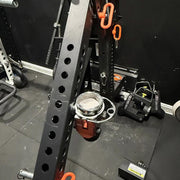 Adaptive Bar Mount シルバーカラーをパワーラック支柱へ取り付けた使用例、リング部の向きと設置位置を確認できるアタッチメント