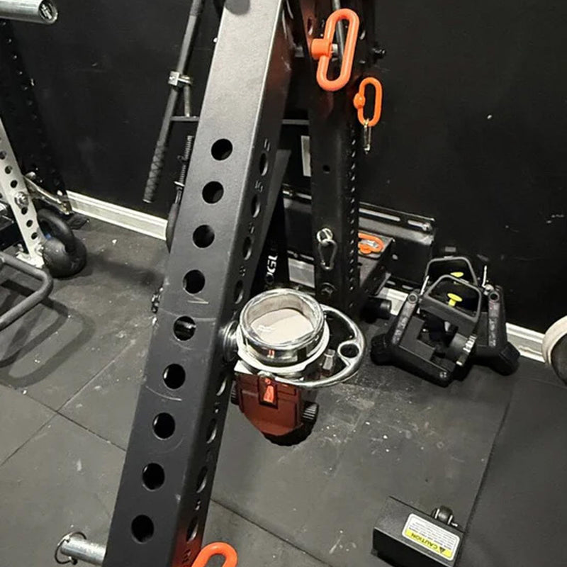 Adaptive Bar Mount シルバーカラーをパワーラック支柱へ取り付けた使用例、リング部の向きと設置位置を確認できるアタッチメント