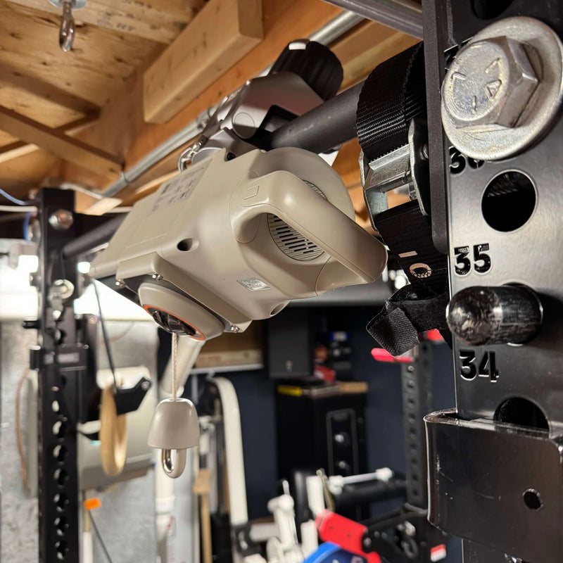 Adaptive Bar Mount シルバーカラーを横向きバーへ装着した実使用例、VOLTRA本体との接続状態と設置環境を示すアタッチメント